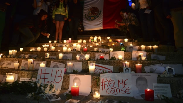 Fotos y veladoras en el Ángel, en el DF, como parte de las manifestaciones para exigir justicia por Ayotzinapa