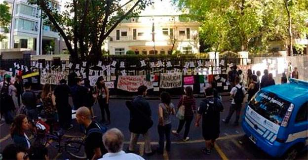 En Buenos Aires se han solidarizado con protestas, en diversas ocasiones, por los normalistas de Ayotzinapa.