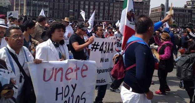 La caravana se ha convertido en una marcha que se fue nutriendo en su trayecto por la Ciudad de México