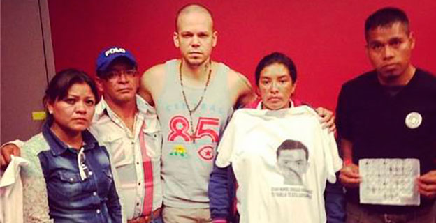 René Pérez, Residente, junto a familiares de los normalistas de Ayotzinapa desaparecidos, en una imagen que publicó en su Instagram