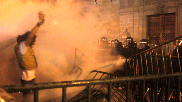 Los enfrentamientos entre un grupo de personas encapuchadas y un contingente de granaderos se dio tras la marcha pacífica