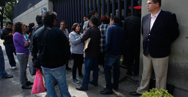 Familiares de las personas que fueron detenidas tras la marcha de ayer en el Zócalo esperan noticias afuera de la Seido.
