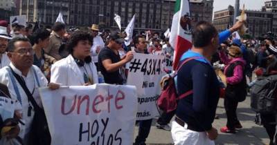 La sexta marcha por los 43 llega al Zócalo nutrida, otra vez, por miles de ciudadanos'