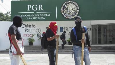 Manifestantes protestan en la sede de la PGR en Guerrero'