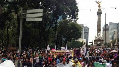 'Mexicanos realizan una nueva jornada de protestas por Ayotzinapa